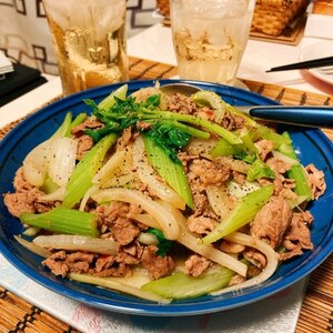 【ガサツ料理】セロリ大量消費！牛肉のオイスター炒め